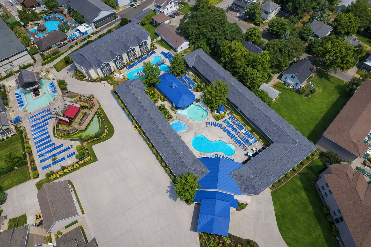 Islander Inn Courtyard Pool Complex aerial view